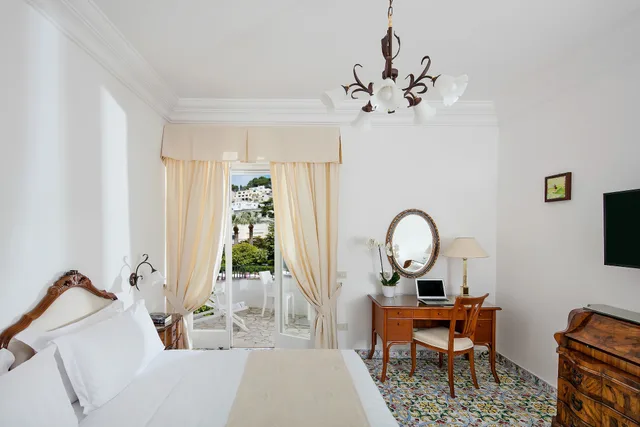 غرفة قياسية بسرير مزدوج بإطلالة على الحديقة بشرفة، Hotel Syrene Capri 3/6