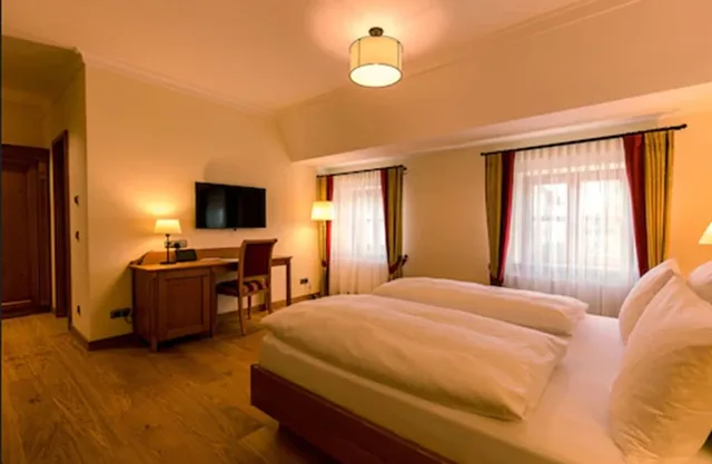 1 Bedroom, Standard, King Bed, Hotel & Gaststätte Zum Erdinger Weissbräu 2/5