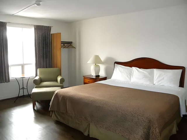 Standard, Fairway Inn by the Falls 1/2