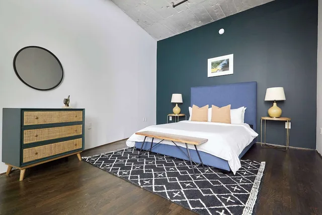 Deluxe, Suite, Apartment, King Bed, Sofa، The District at Hogg Palace, A Wyndham Hotel 3/8