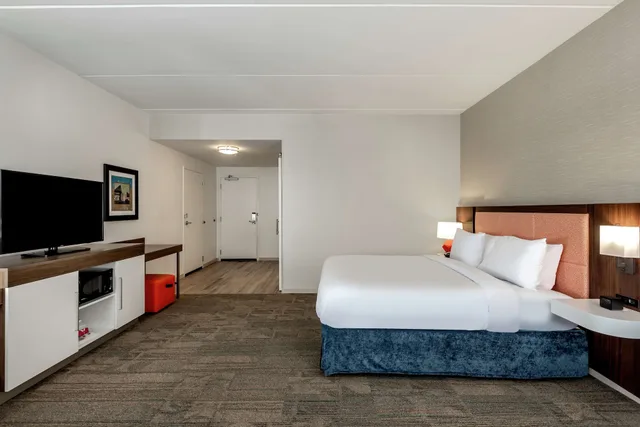 غرفة بسرير كينج مع أريكة لذوي الإعاقة، Hampton Inn Baltimore Bayview Campus 1/8