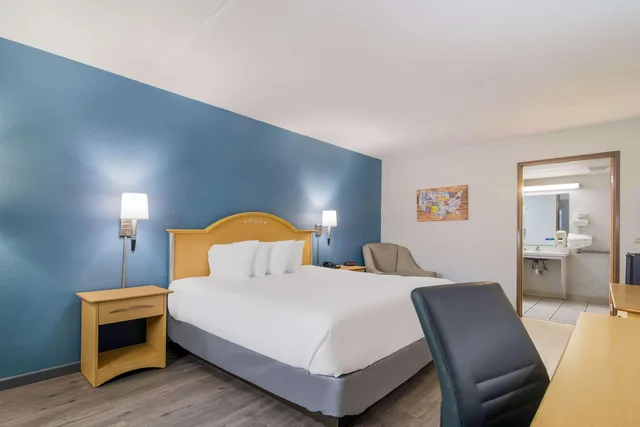 غرفة بسرير كينج لذوي الإعاقة، Econo Lodge Branson Theater District 1/5