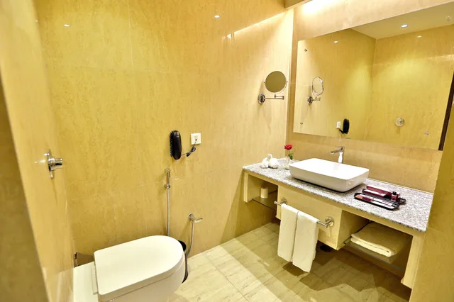 غرفة بريميوم بسرير كينج بشرفة، Regenta Resort Bharatpur 10/10