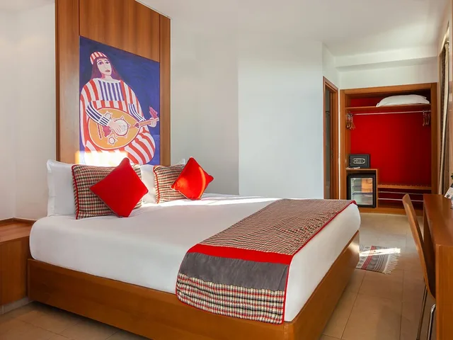Deluxe, Queen Bed, Carlton 4/10