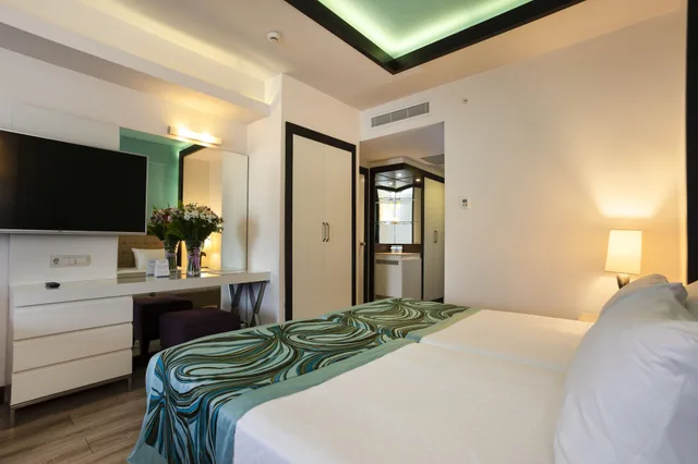 Standard, 1 Double and 1 Single Bed, Pool Side، Orange County Alanya 1/10