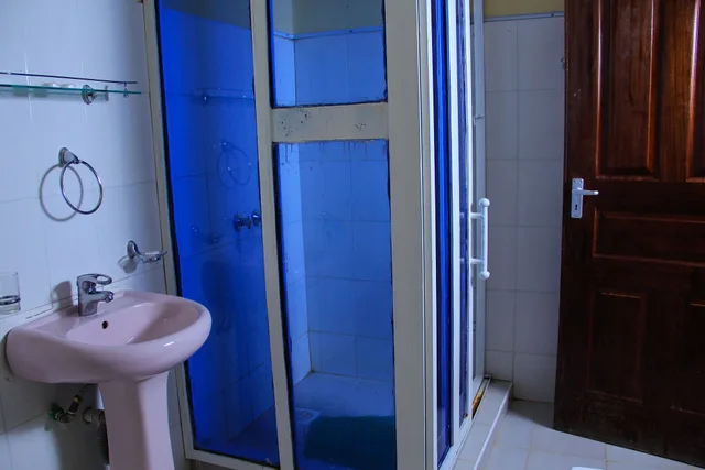 غرفة قياسية ثلاثية بسرير مزدوج وسرير فردي، Naivasha Peppercorn Holiday Resort 2/3