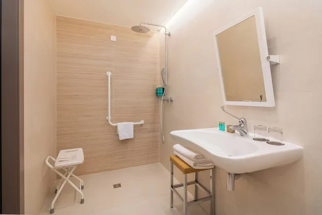 Classic, Queen Bed, Lobby View, Accessible، Aminess Laurel Khalani Hotel 1/2