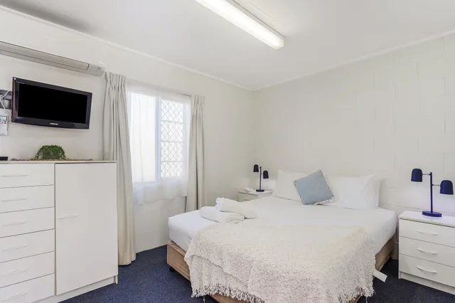 1 Bedroom, Family, Queen and Twin Beds, TOP SPOT MOTEL 2/2