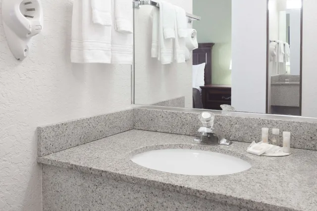 غرفة بسريرين كوين بحوض استحمام لذوي الإعاقة، Days Inn by Wyndham Sarasota I-75 6/7
