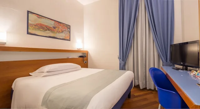 Standard double french bed, Best Western Plus Hotel Plaza 6/10