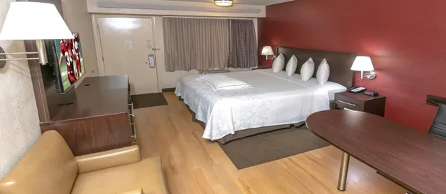 Premium, King Bed, Accessible, Red Roof PLUS Washington DC - Oxon Hill 4/6