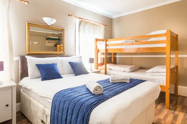 Room, 1 Double and 2 Bunk Beds، Ebury House Hotel 1/7