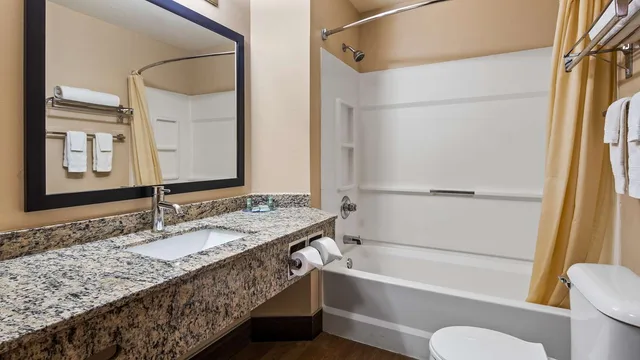 غرفة بسريرين كوين مع أريكة، Best Western Dodgeville Inn & Suites 5/5