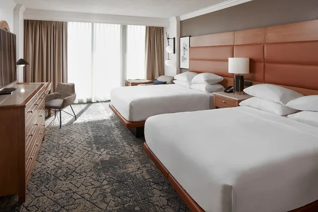 جناح استوديو بسريرين كوين بإطلالة على المسبح بشرفة مع أريكة، Sheraton Virginia Beach Oceanfront Hotel 4/9