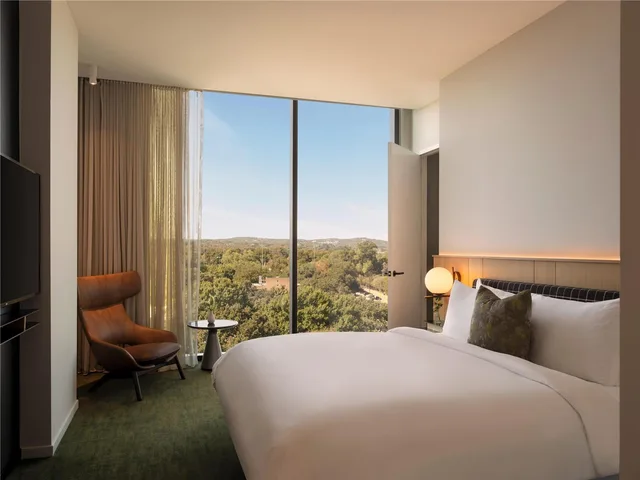 جناح بإطلالة على البحيرة بشرفة بغرفة نوم واحدة، The Loren Hotel Austin, WorldHotels Luxury 1/3