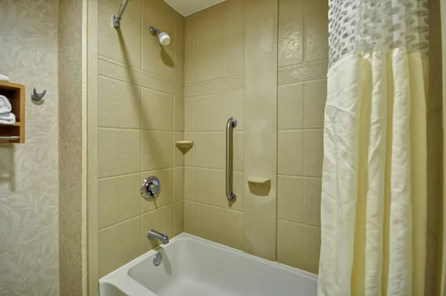 Room, King Bed, Hampton Inn Suites Charleston 4/4