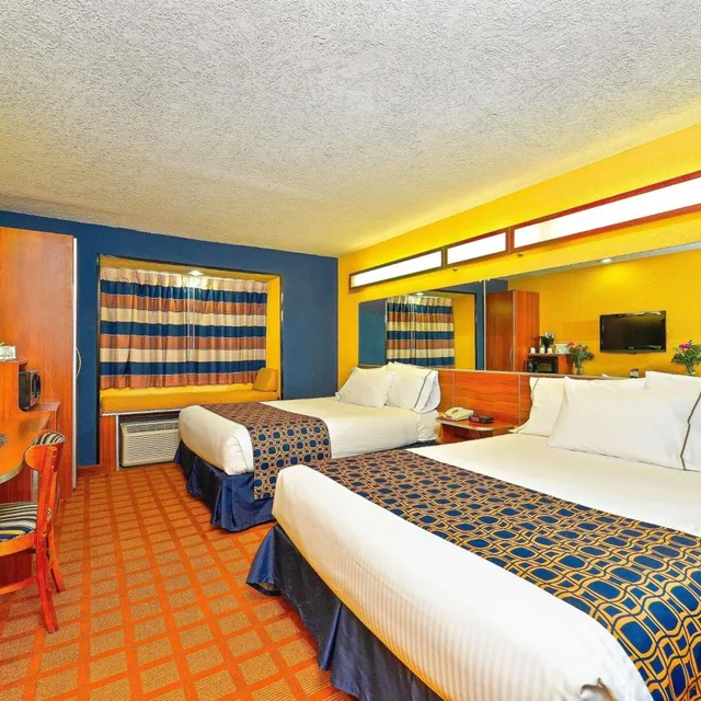 غرفة بسريرين كوين بحوض استحمام لذوي الإعاقة، Microtel Inn & Suites by Wyndham New Braunfels 3/5