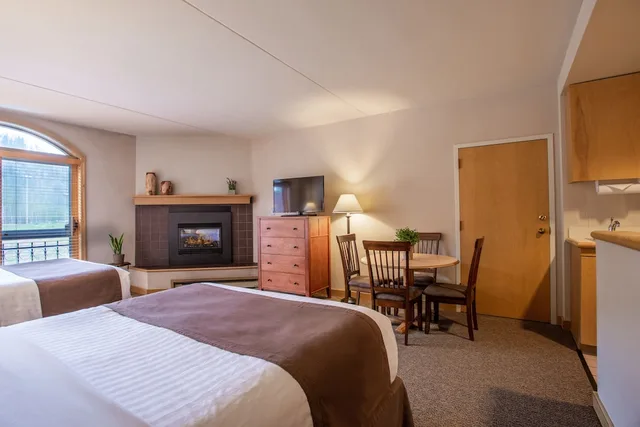 Studio, 2 Queen Beds, Kitchenette, The Vintage Hotel 1/3