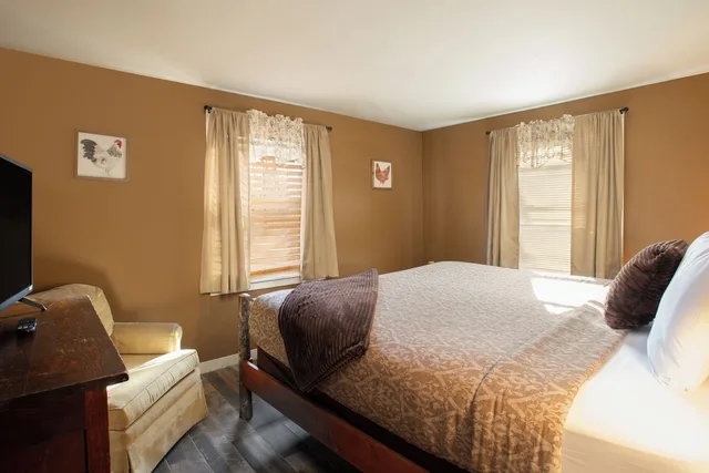 كوخ بسرير كينج وسريرين منفصلين بغرفتي نوم بمنطقة جلوس، Whitney Apos S Inn At Jackson 2/5