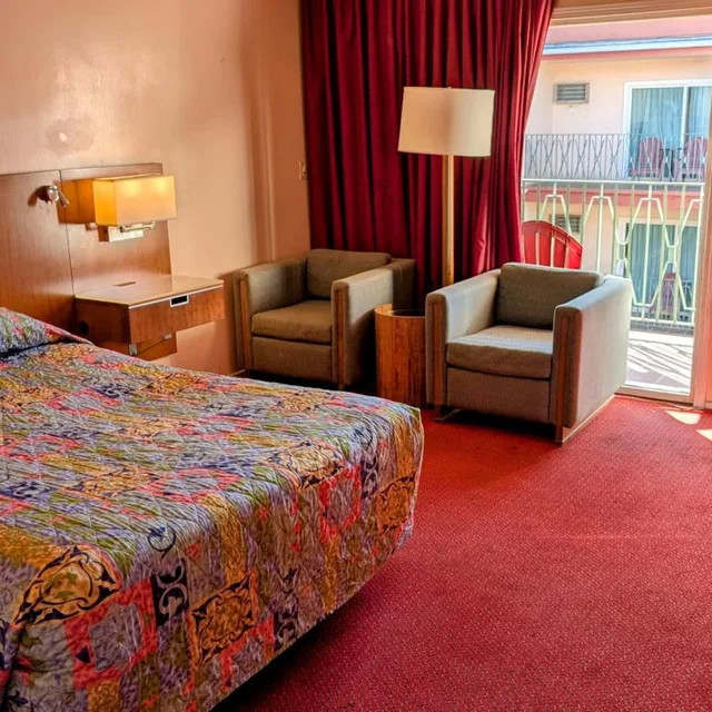 Deluxe, Queen Bed, ROYAL CENTURY 2/10