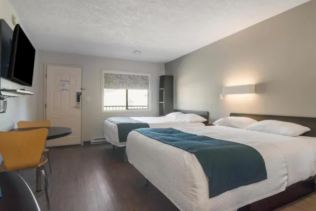 2 Queen Beds - Non-Smoking, Micfridge, View، Motel6 Saanichton, BC - Victoria Airport 4/10
