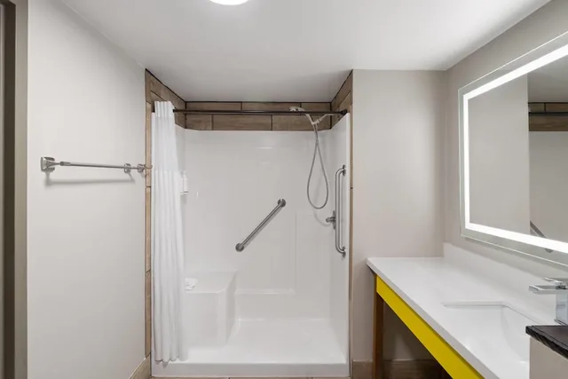 غرفة بسرير كينج لذوي الإعاقة، Days Inn by Wyndham Clanton, AL 7/8