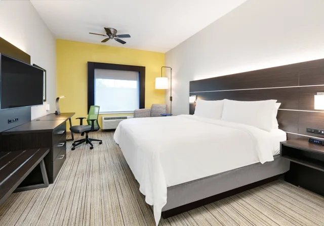 غرفة بسرير كينج، Holiday Inn Express Hotel Suites Cleburne 1/2