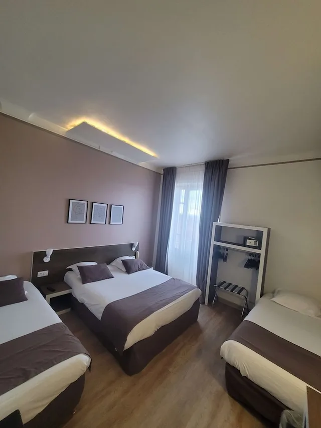غرفة بسرير مزدوج وسريرين منفصلين، Kyriad Orange Centre 2/10