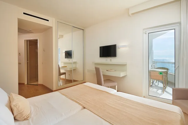 غرفة ثلاثية بسريرين منفصلين بشرفة، Hotel Sabina & Suites 2/3