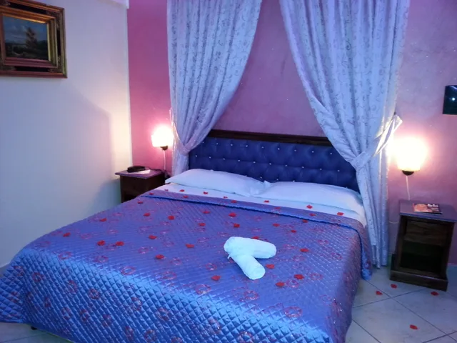 جناح، Hotel Happy Days 1/2