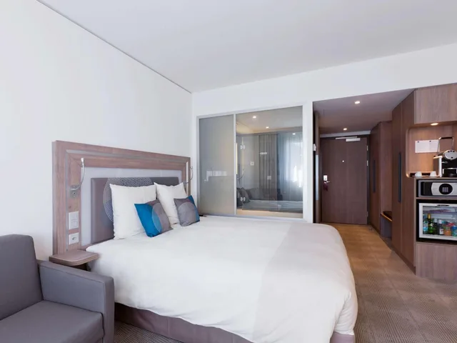 غرفة تنفيذية بسرير كينج مع أريكة، Novotel Lugano Paradiso 4/10