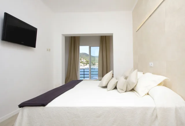 غرفة بسرير مزدوج بإطلالة على البحر بشرفة، Hotel Brismar affiliated by FERGUS 1/3