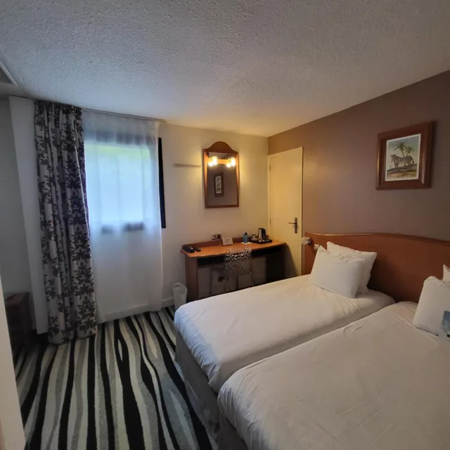Room, Twin Beds, Hotel Kyriad Saint Quentin En Yvelines - Montigny 1/7