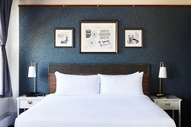 جناح بريميير بسرير كينج مع أريكة، The Confluence Hotel 2/2