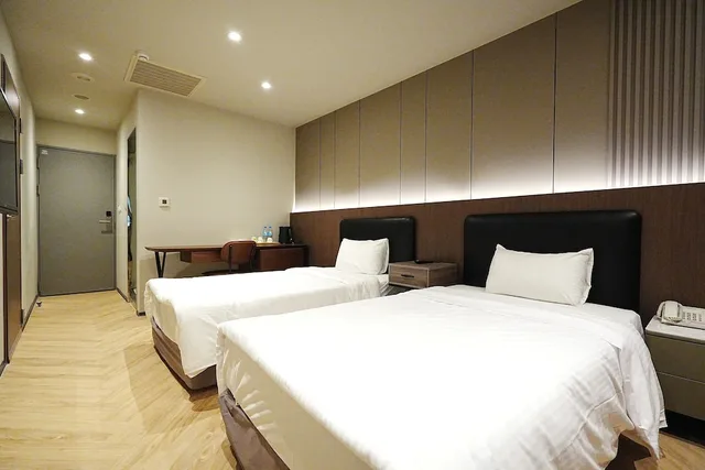 Superior, Twin Beds, York Hotel 2/4