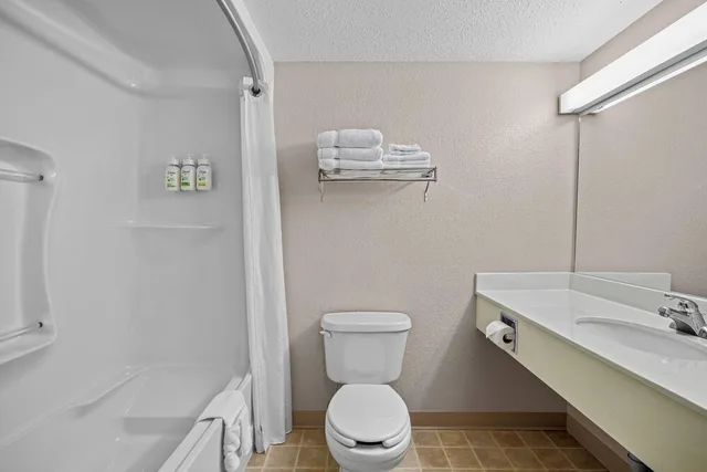 Efficiency, 2 Queen Beds, Sofa، Days Inn & Suites by Wyndham Winkler 5/6