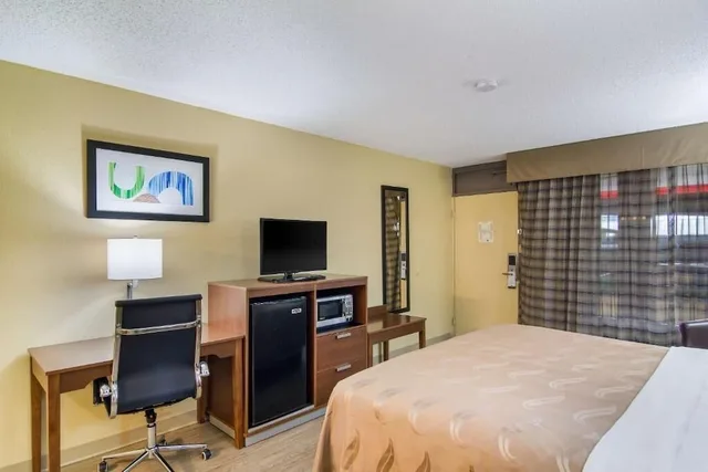 غرفة قياسية بسرير كينج، Stayable Suites Jacksonville West 8/10