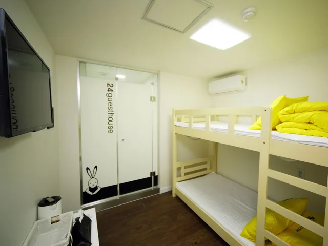 غرفة بسريرين منفصلين وسرير بطابقين، 24 Guesthouse Seoul City Hall 2/2