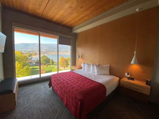 Suite, King Bed, Partial Lake View, Sofa, West Wing, Penticton Lakeside Resort 1/1