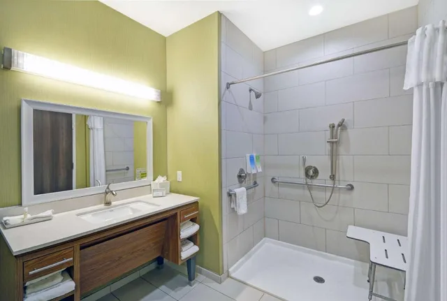 جناح بسريرين كوين مع أريكة لذوي الإعاقة، Home2 Suites By Hilton Dallas Desoto 1/1