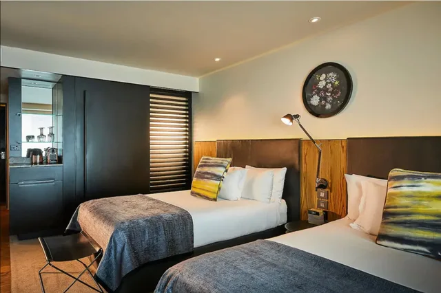 غرفة غراند ديلوكس بسريرين مزدوجين، The Grand by SkyCity 2/3