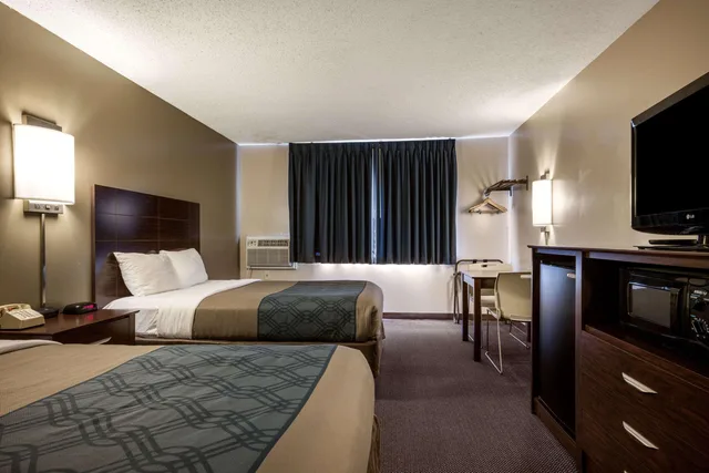 Room, Quadruple, 2 Double Beds, Econo Lodge Darien Lakes 5/6