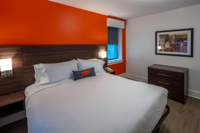 غرفة بسرير كينج، Collegian Hotel and Suites, Trademark Collection By Wyndham 1/1