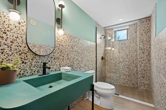 شقة بسريرين كينج بشرفة بـ3 غرف نوم مع أريكة، HiBird- Apartment and Suites Hotel 2/2