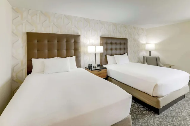 غرفة بسريرين كوين في طابق مرتفع، Drury Inn and Suites Birmingham Lakeshore Drive 1/6