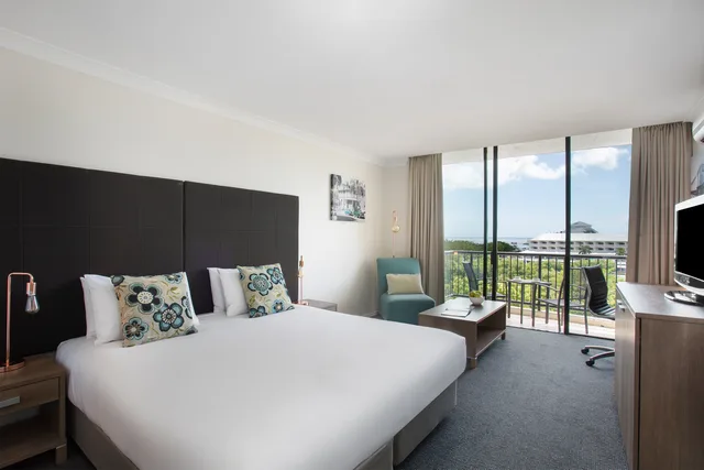 Room, Esplanade View، Mantra Esplanade Cairns 1/2