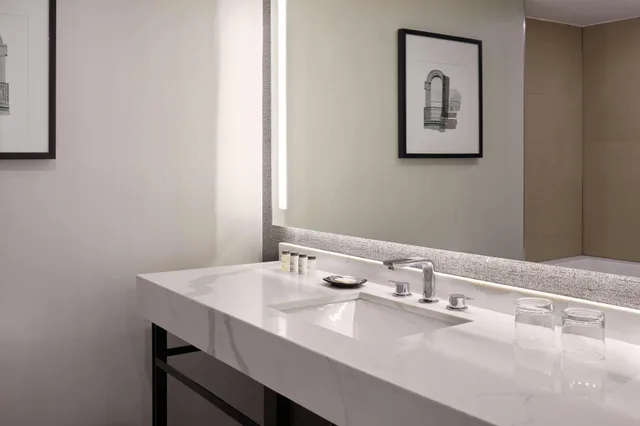 غرفة بسرير كينج، Sheraton Parkway Toronto North Hotel Suites 5/7