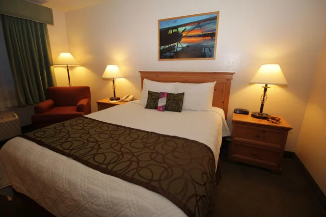 غرفة ديلوكس بسرير كوين، Coast Inn at Lake Hood 2/4