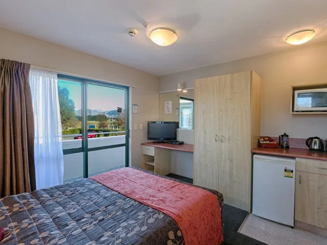 Studio, Triple, Twin Beds, 1 Queen and 1 Single Bed, Bella Vista Motel Hanmer Springs 7/10