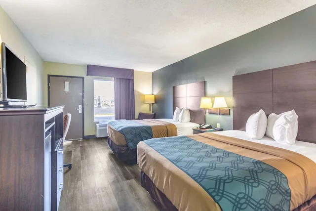 Standard, 2 Double Beds, Econo Lodge & Suites Clarksville near Governors Square Mall 1/6